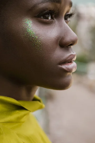 Retrato Menina Americana Africana Atraente Com Maquiagem Brilho — Fotografia de Stock