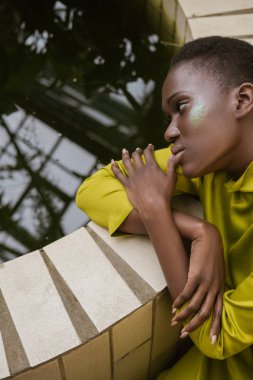 glitter makyaj sarı elbiseli havuzu poz ile moda Afro-Amerikan kız