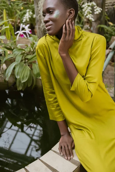 Κομψή Ελκυστική Κοπέλα Αφρικανική Αμερικανική Γκλίτερ Μακιγιάζ Θέτοντας Κοντά Πισίνα — Φωτογραφία Αρχείου