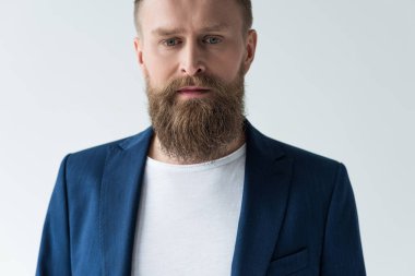 Kendine güvenen üzerinde açık renkli sakallı adam izole