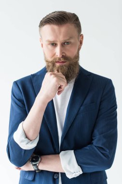 Sakal ışık arka plan üzerinde izole yakınındaki el ile rahat kıyafetler içinde yakışıklı adam