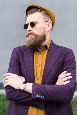 Adam vintage bıyık ve sakal güneş gözlüğü takıyor