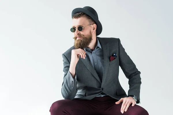 Hombre Guapo Ropa Estilo Vintage Con Sombrero Gafas Sol Aisladas —  Fotos de Stock