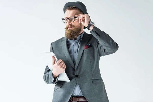 ビンテージ口ひげと明るい背景に分離されてひげを持ったビジネスマン — ストック写真
