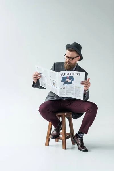 Stijlvolle Bebaarde Zakenman Business Krant Lezen Zittend Kruk — Gratis stockfoto