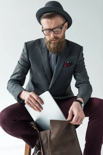 Hombre Negocios Guapo Ropa Estilo Vintage Con Portátil Mochila Aislada —  Fotos de Stock