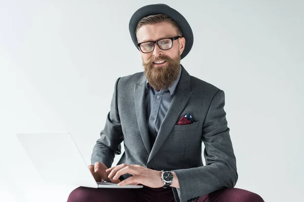 Przystojny Biznesmen Pracy Laptopie Białym Tle Jasnym Tle Ubrania Stylu — Zdjęcie stockowe