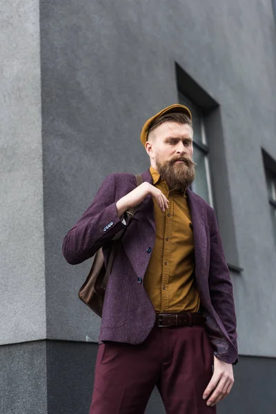 Stilvoller Bärtiger Mann Mit Rucksack Steht Auf Der Straße — kostenloses Stockfoto