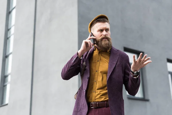 Pohledný Muž Stylu Vintage Oblečení Mluví Smartphone — Stock fotografie zdarma