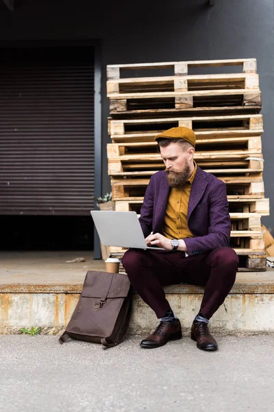 Schöner Geschäftsmann Vintage Klamotten Tippt Auf Laptop Tastatur — kostenloses Stockfoto