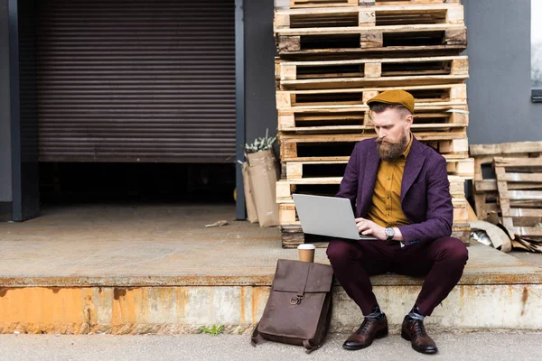 Bonito Homem Negócios Roupas Estilo Vintage Trabalhando Laptop Rua — Fotografia de Stock