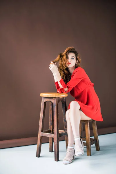 Žena Dlouhé Červené Vlasy Vysoké Stoličce Sedí Židli — Stock fotografie zdarma