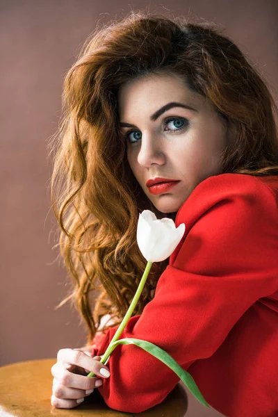 Привлекательная Рыжая Женщина Цветком Тюльпана Опираясь Стул Изолирован Коричневом Фоне — стоковое фото