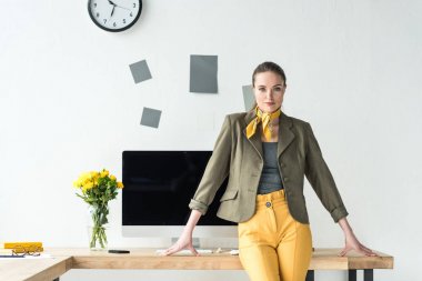 çalışma alanı bilgisayar ekranı ve Office Vazoda Çiçekler buket ile eğilerek moda giyim güzel iş kadını