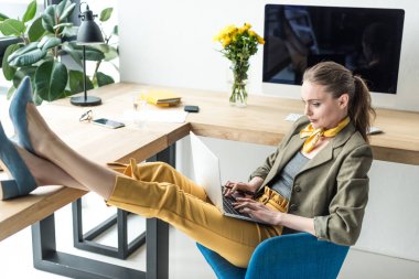 iş kadını işyerinde dizüstü kullanarak görünümünü yüksek açı