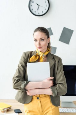 dizüstü tutarak ve uzak ofis arıyorum güzel şık iş kadını