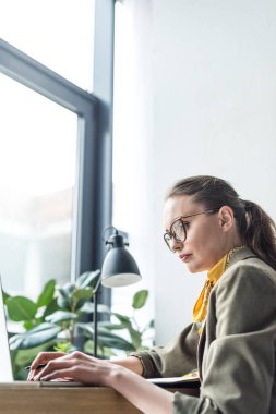 dizüstü bilgisayar kullanıyorsanız ve ofiste çalışıyorsanız orta yaşlı işkadını odaklı