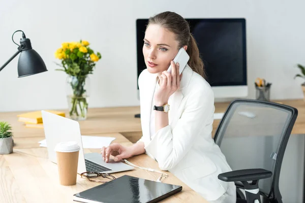 Affärskvinna Snygg Kostym Talar Smartphone Arbetsplatsen Med Laptop Office — Stockfoto