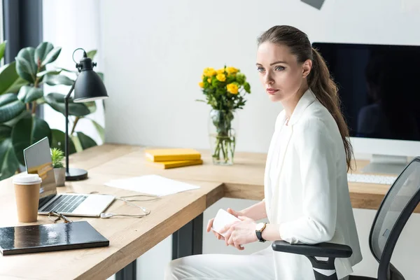 Affärskvinna Snygg Kostym Med Smartphone Arbetsplatsen Med Laptop Office — Stockfoto