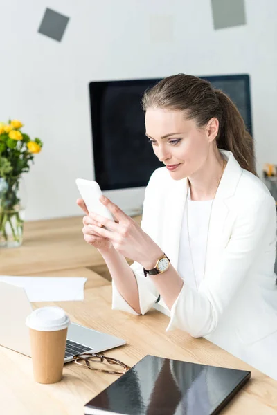 Mujer Negocios Sonriente Traje Elegante Usando Teléfono Inteligente Lugar Trabajo — Foto de stock gratis