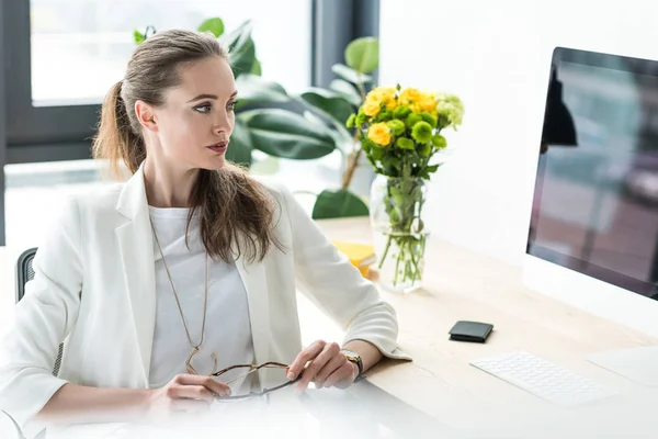 Businesswoman Looking Computer Screen Workplace Bouquet Flowers Vase Office — Free Stock Photo