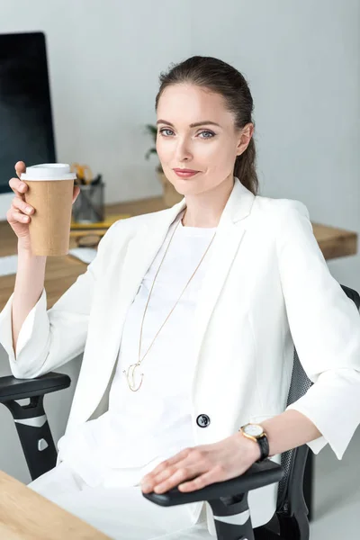 Retrato Mujer Negocios Sonriente Con Café Para Sentado Lugar Trabajo — Foto de Stock