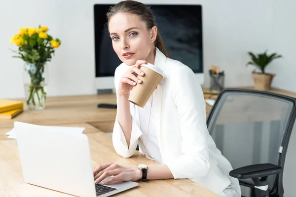 Retrato Mujer Negocios Con Café Para Lugar Trabajo Con Ordenador — Foto de Stock