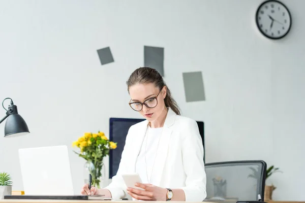 Porträtt Affärskvinna Med Smartphone Medan Gör Pappersarbete Arbetsplatsen Office — Stockfoto