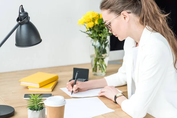 Zijaanzicht Van Zakenvrouw Brillen Doen Papierwerk Werkplek Kantoor — Stockfoto