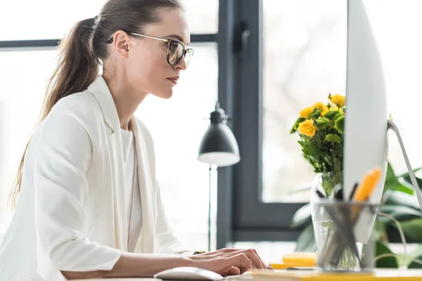 Side View Focused Businesswoman Eyeglasses Working Computer Workplace Office — Stock Photo, Image