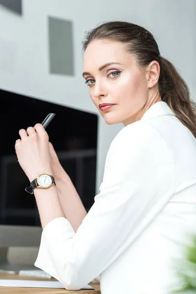 Vista Laterale Bella Donna Affari Abito Bianco Sul Posto Lavoro — Foto Stock