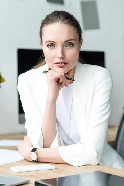 Retrato Hermosa Mujer Negocios Con Pluma Mirando Cámara Lugar Trabajo — Foto de Stock