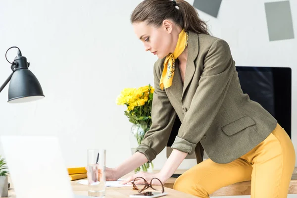 사무실에서 노트북으로 직장에서 노트를 만드는 초점된 사업가의 — 스톡 사진