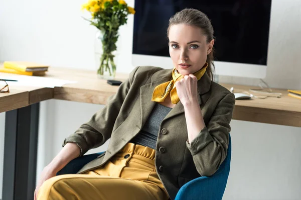 Beautiful Stylish Businesswoman Sitting Workplace Looking Camera — Stock Photo, Image