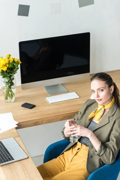 Hög Vinkel Syn Eleganta Affärskvinna Tittar Kameran Medan Håller Glas — Stockfoto