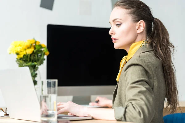 Zijaanzicht Van Aantrekkelijke Stijlvolle Zakenvrouw Laptop Gebruiken Office — Stockfoto