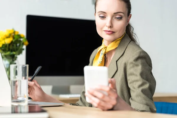 Beautiful Smiling Middle Aged Businesswoman Using Smartphone Workplace — Free Stock Photo