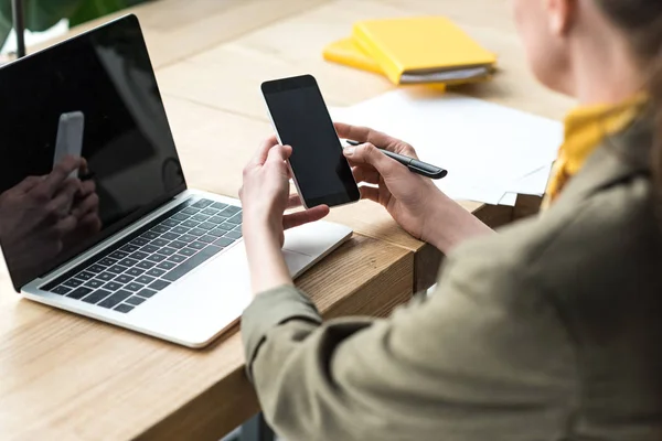 Plan Recadré Femme Affaires Utilisant Smartphone Tout Travaillant Bureau — Photo