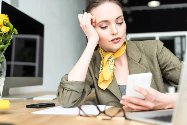 Beautiful Stylish Mid Adult Businesswoman Using Smartphone Workplace — Free Stock Photo