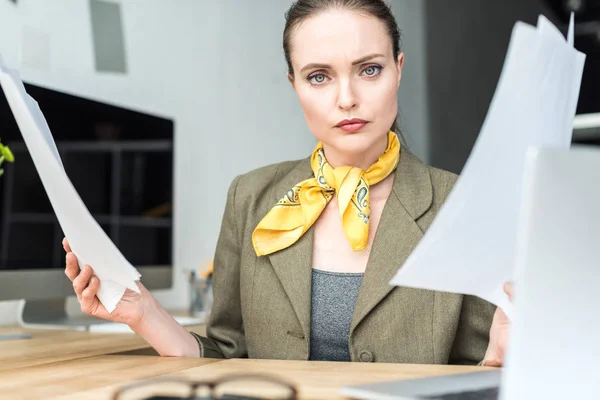 Sério Elegante Empresária Segurando Papéis Olhando Para Câmera Escritório — Fotografia de Stock