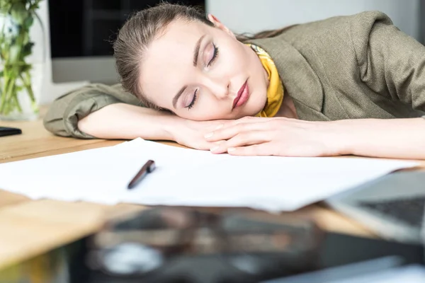 Ofiste Masada Uyuyan Güzel Kadını — Stok fotoğraf