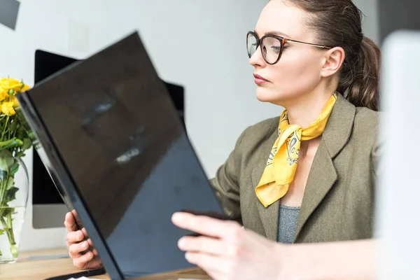 Stilvolle Geschäftsfrau Mit Brille Hält Ordner Arbeitsplatz — kostenloses Stockfoto