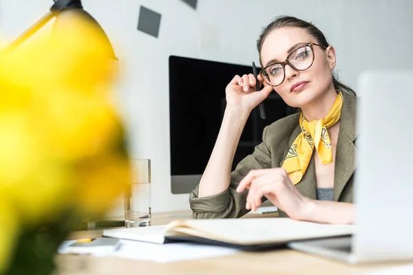 Selective Focus Beautiful Pensive Stylish Businesswoman Eyeglasses Sitting Workplace — Stock Photo, Image