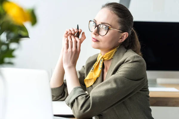 Beautiful Pensive Businesswoman Sitting Workplace Looking Away Office — Free Stock Photo
