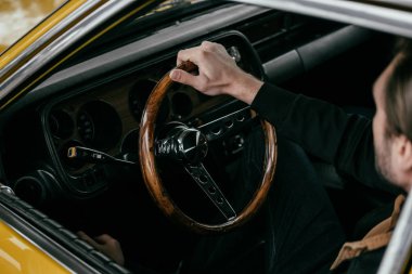 eski moda otomobil direksiyon tutan adamın yüksek açılı görünüş
