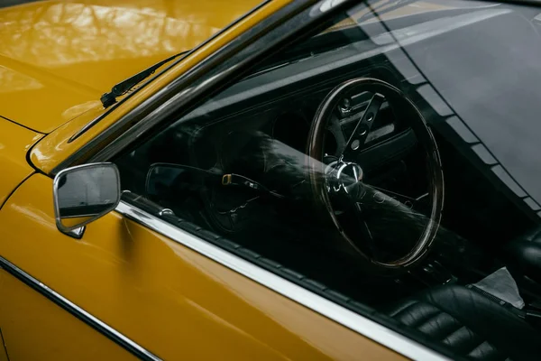 Primo Piano Vista Del Volante Giallo Retrò Automobile — Foto Stock