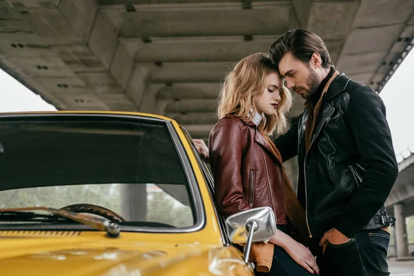 Vista Lateral Elegante Jovem Casal Abraçando Perto Carro Retro Amarelo — Fotografia de Stock