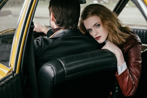 Beautiful Young Woman Looking Camera While Boyfriend Driving Car — Stock Photo, Image