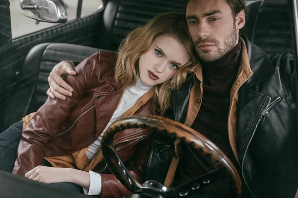 Beautiful Stylish Young Couple Leather Jackets Embracing Retro Car — Stock Photo, Image