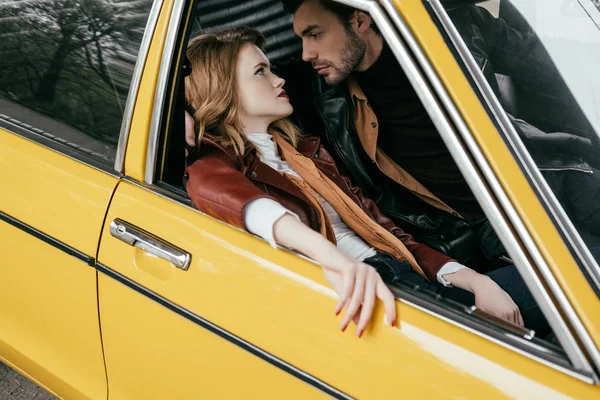 Sarı Araba Birbirine Bakarak Aşık Şık Genç Çiftin Yüksek Açılı — Ücretsiz Stok Fotoğraf